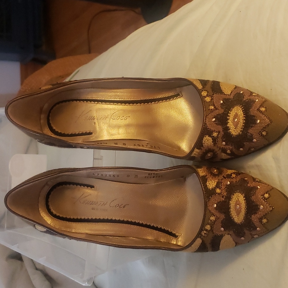 Embroidered pumps, made in Italy